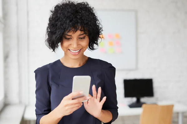 Geschäftsfrau nutzt Smartphone — Stockfoto