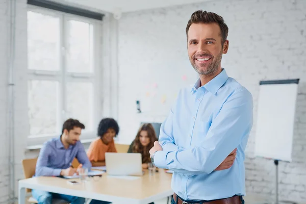 Gelukkig zakenman permanent — Stockfoto