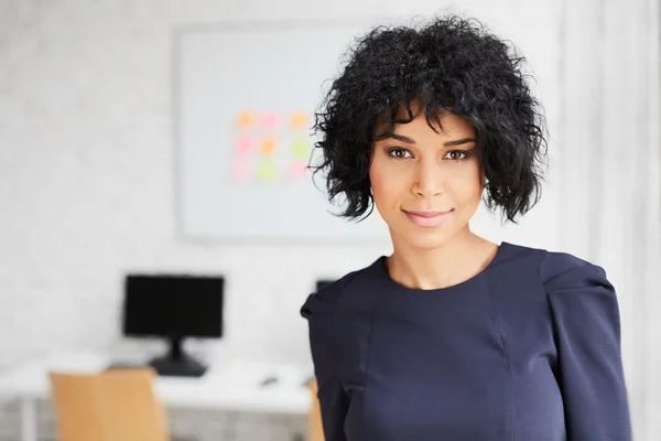 Business woman standing in office — Stock Photo, Image