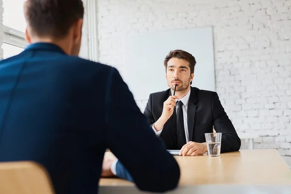 Empresários profissionais durante entrevista de emprego — Fotografia de Stock