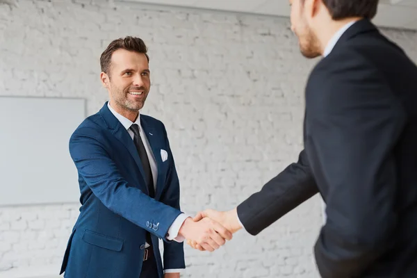 Empresários aperto de mão após a reunião — Fotografia de Stock
