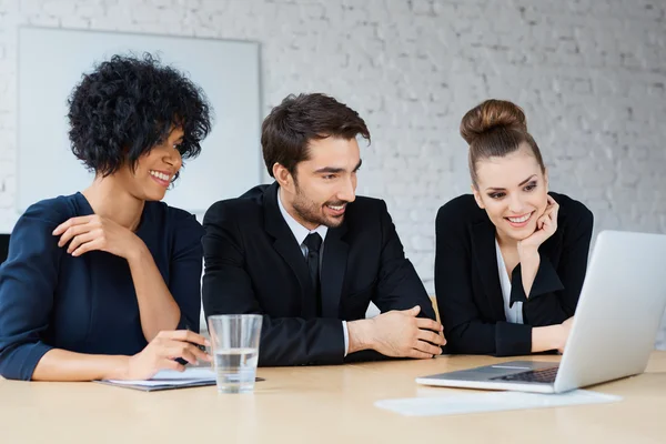 Colegas de trabalho discutindo novo projeto — Fotografia de Stock