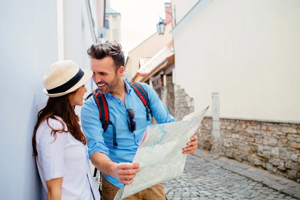 Happy couple sightseeing — Stock Photo, Image