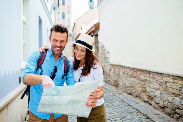 Couple sightseeing old town — Stock Photo, Image