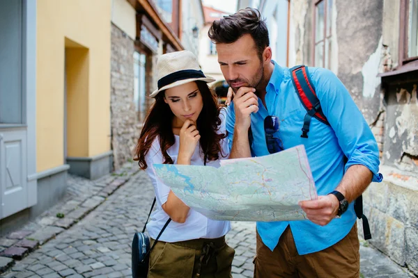 Lost tourists reading map — Stock Photo, Image