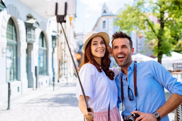Szczęśliwa para robi selfie — Zdjęcie stockowe