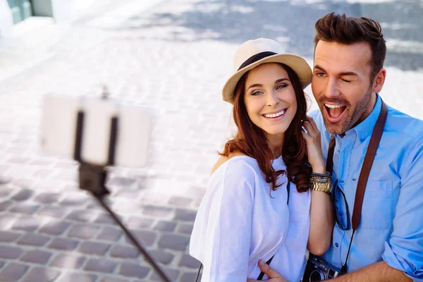 Pareja divertirse tomando selfie — Foto de Stock