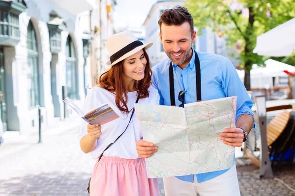 Young couple on a sightseeing tour — Stock Photo, Image