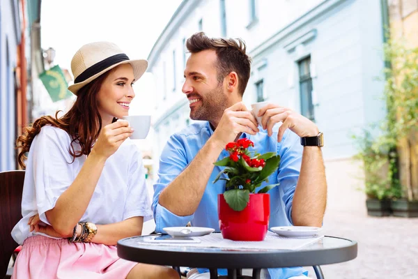 Pareja feliz bebiendo café — Foto de Stock