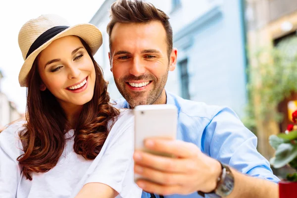 Couple regardant le téléphone — Photo