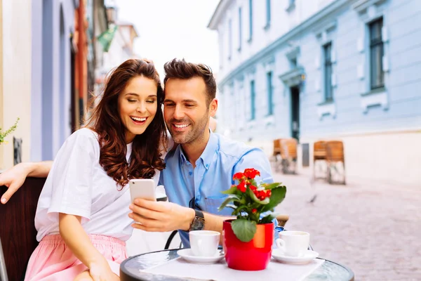 Casal olhando para o telefone — Fotografia de Stock