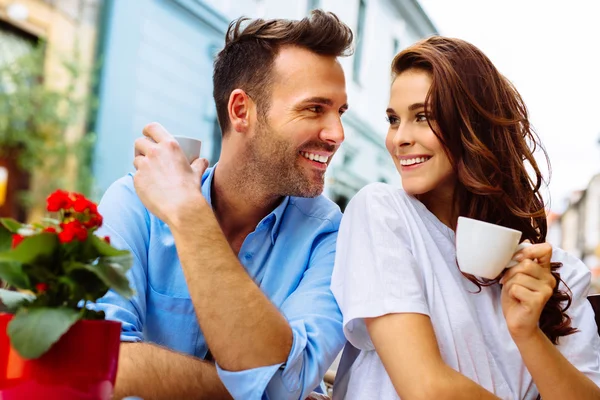 Paar drinken koffie — Stockfoto