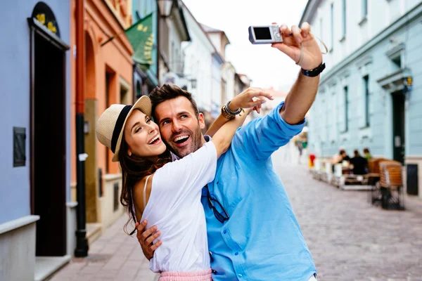 Coppia scattare selfie — Foto Stock