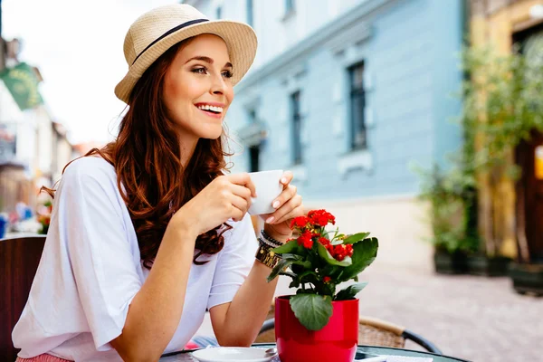 Mutlu bir kadın kahve içme — Stok fotoğraf