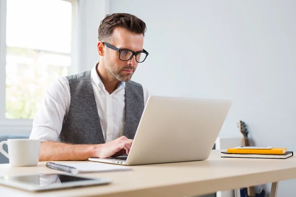 Homme travaillant sur ordinateur portable — Photo