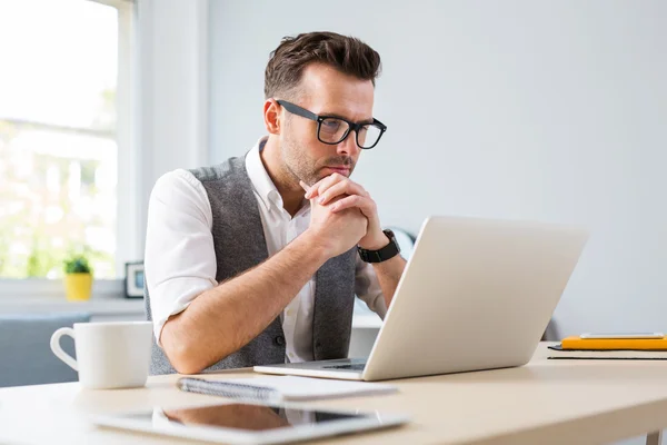 Man in glazen werken — Stockfoto