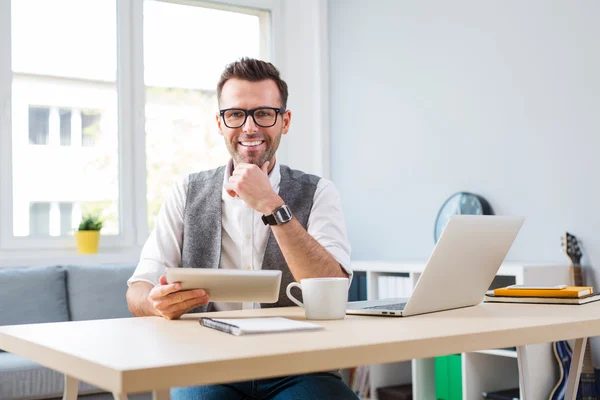 Man op kantoor aan huis werken — Stockfoto