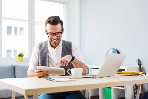 Man som arbetar hemifrån — Stockfoto