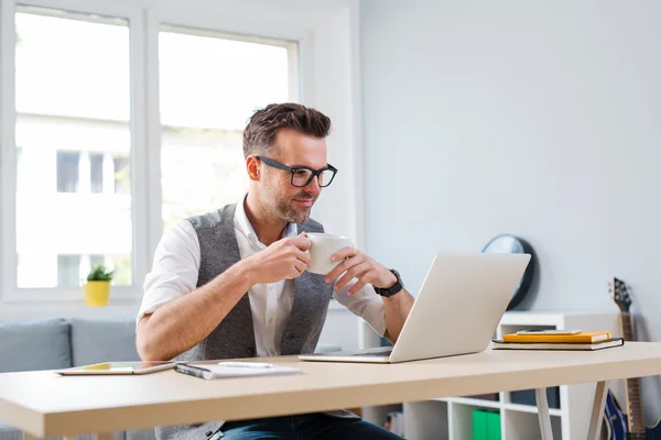 Werken vanuit huis op zijn laptop — Stockfoto