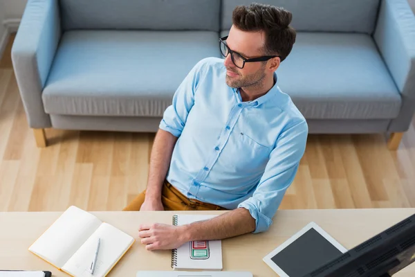 Zakenman ontspannen in office — Stockfoto