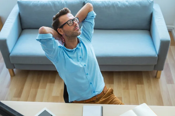 Empresário relaxante no escritório — Fotografia de Stock