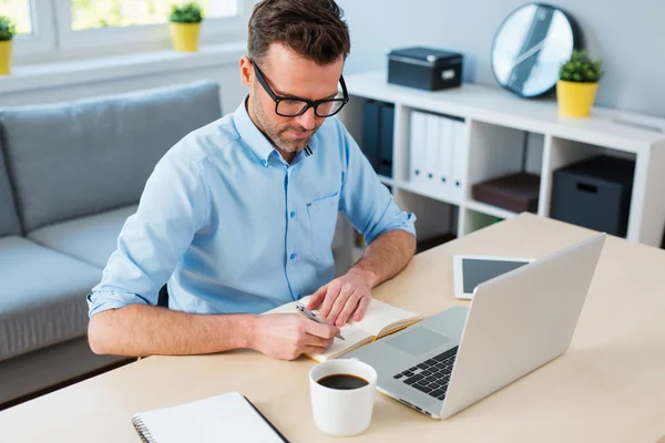 Homem escrevendo no caderno — Fotografia de Stock