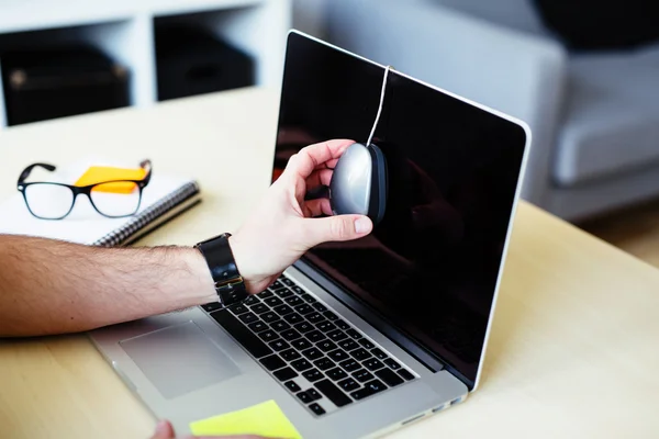 Man doet scherm kalibratie — Stockfoto