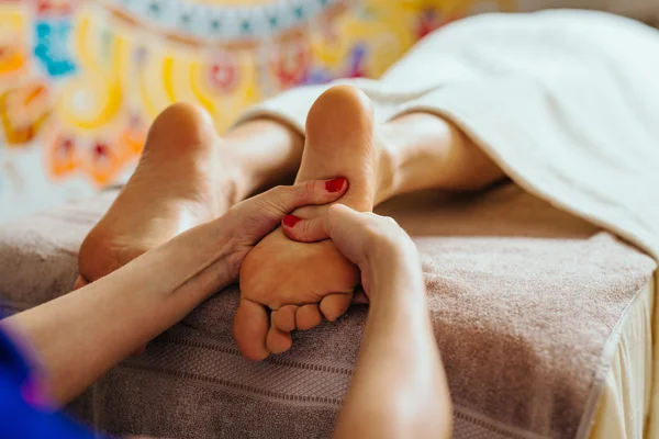 Massagista fazendo massagem nos pés — Fotografia de Stock