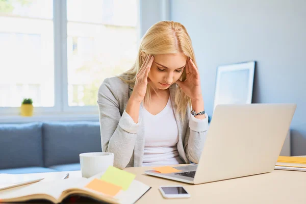 Besorgte Frau arbeitet — Stockfoto