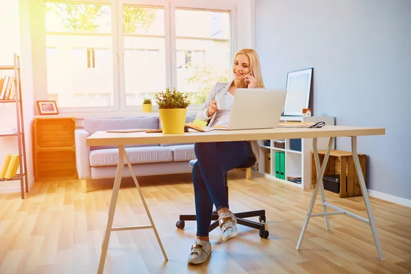 Happy young woman working — Stock Photo, Image