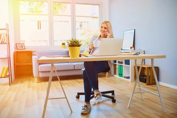 Glückliche junge Frau arbeitet — Stockfoto