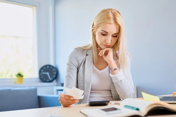 Vrouw tellen rekeningen — Stockfoto