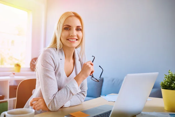 Jeune femme travaillant sur ordinateur portable — Photo