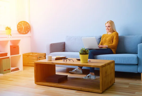 Mujer relajante con portátil — Foto de Stock