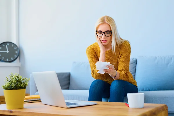 Mujer joven contando gastos — Foto de Stock