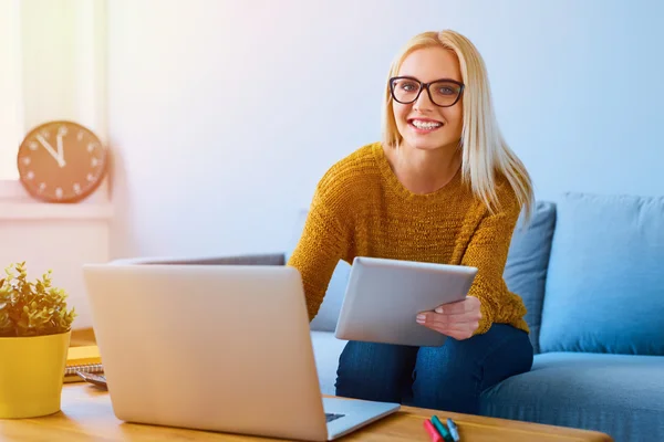 Ung kvinna som arbetar hemifrån — Stockfoto