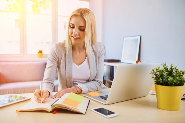 Attractive young woman working — Stock Photo, Image