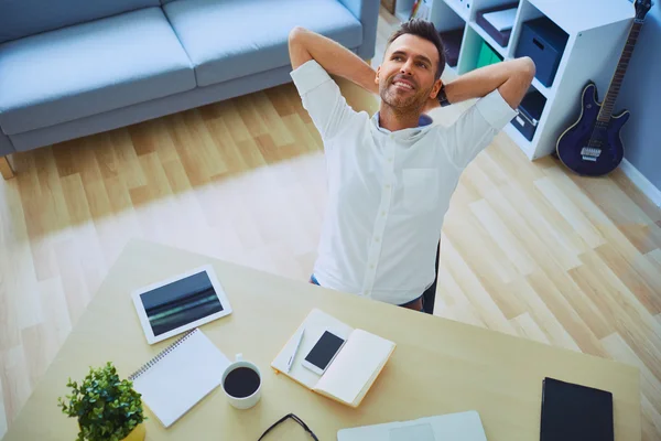 Man met handen achter het hoofd — Stockfoto