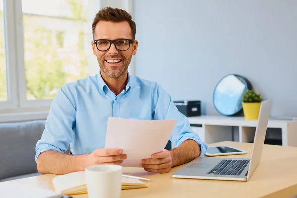 Homem segurando alguns documentos — Fotografia de Stock