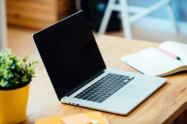 Notebook na dřevěný stůl — Stock fotografie