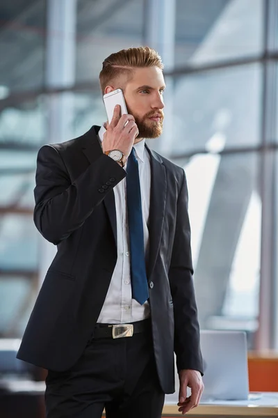 Бизнесмен в костюме разговаривает по телефону — стоковое фото
