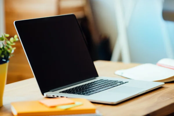 Laptop ahşap masada. — Stok fotoğraf