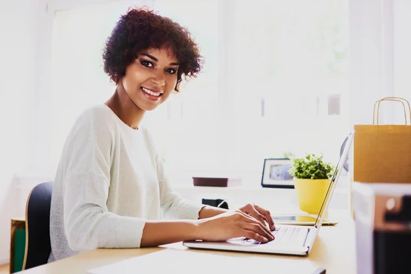 Vrouw die thuis werkt — Stockfoto