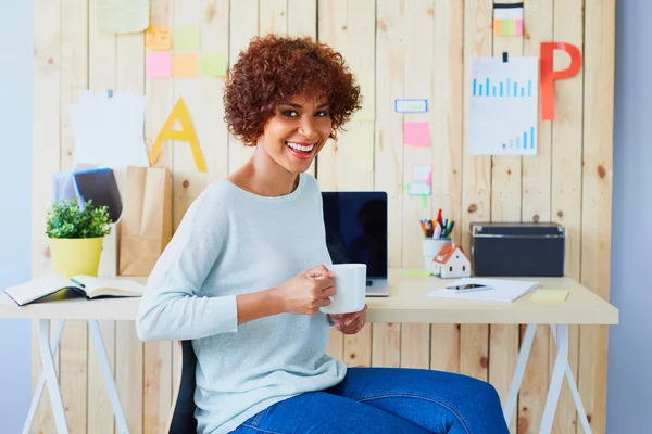 Vrouw zitten met een kopje koffie — Stockfoto