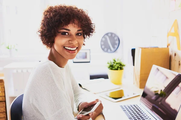 Vrouw die thuis werkt — Stockfoto