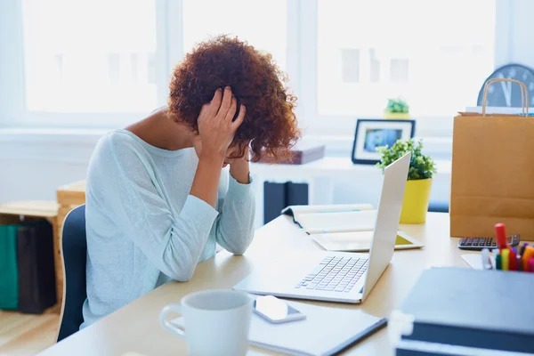 Femme assise au bureau travaillant — Photo