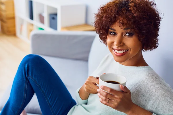 Kvinna med kopp kaffe sittande — Stockfoto