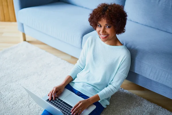 Kadın oturuyor dizüstü bilgisayar ile — Stok fotoğraf
