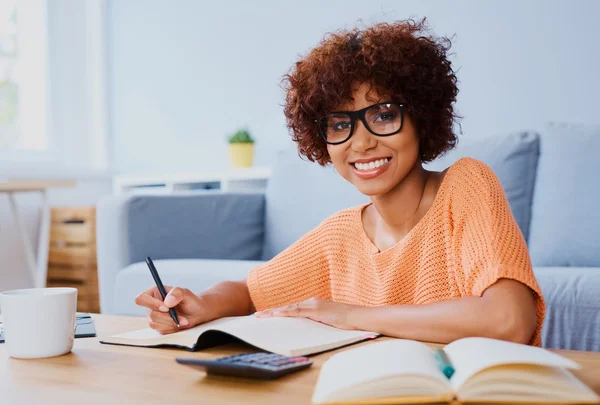 Mujer feliz estudiando desde casa — Foto de Stock