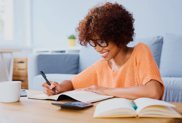 Femme étudiant à la maison — Photo